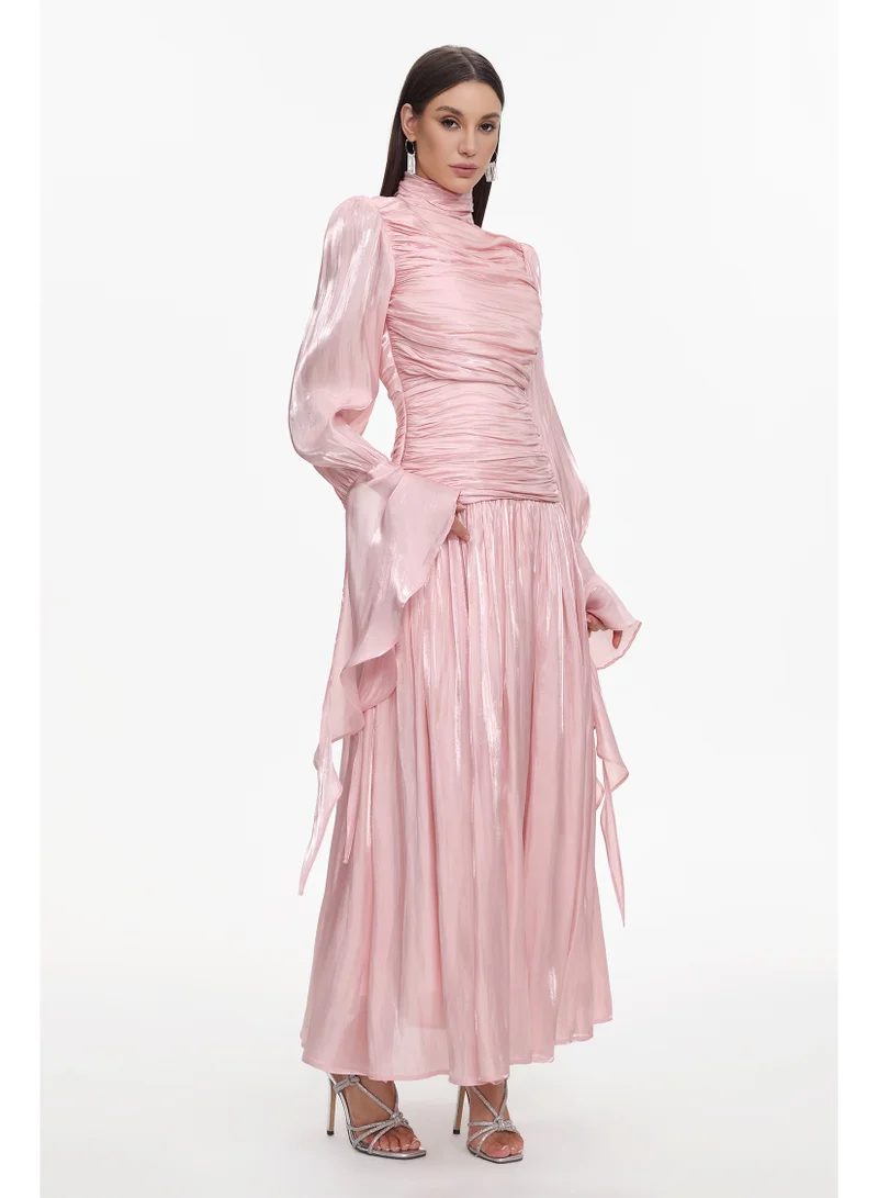 بيلا بارنيت فستان ماكسي طويل الأكمام من فيكي ريزورت، يبرز الخصر، مصنوع من قماش منسوج مكشكش